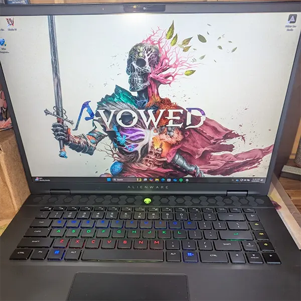 Alienware - M16 R2 16" 240Hz Intel Core Series 1 Ultra 7 QHD+ Gaming Laptop